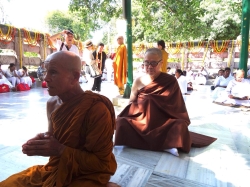 �����̉��ɂēǌo